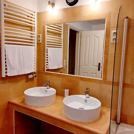 Lexi Jakuzzis Apartman Balatonboglár