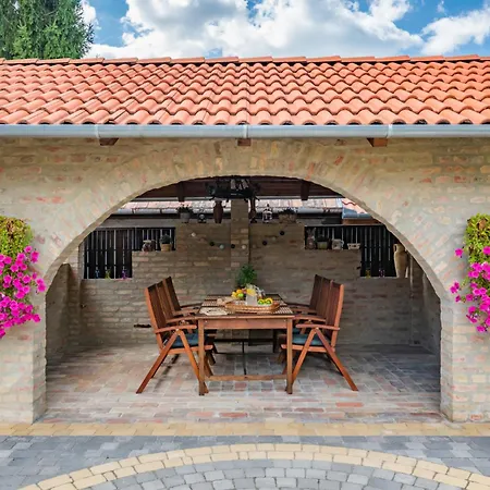 Lexi Jakuzzis Apartman *