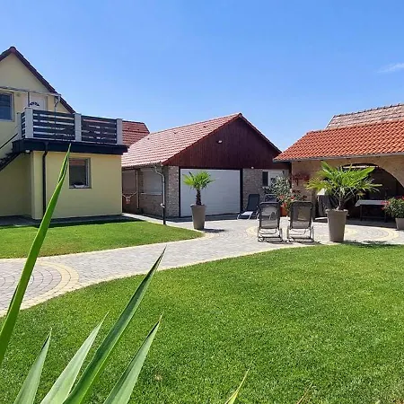 Lexi Jakuzzis Apartman Balatonboglár